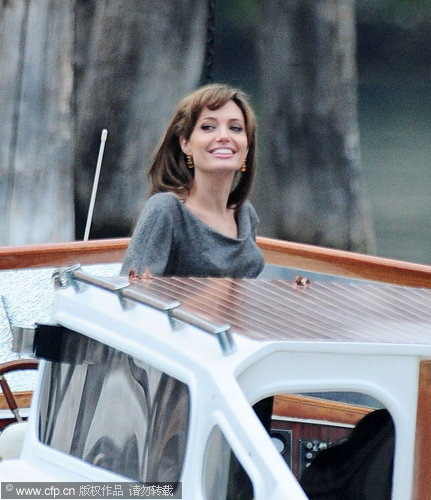 Angelina Jolie films  boat trip scenes for The Tourist
