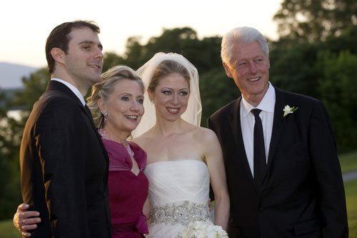 Chelsea Clinton turns to Vera Wang for 2 gowns