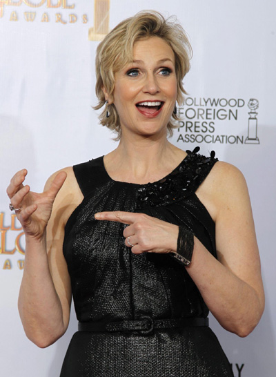 Jane Lynch accepts the award for best supporting actress for 'Glee'