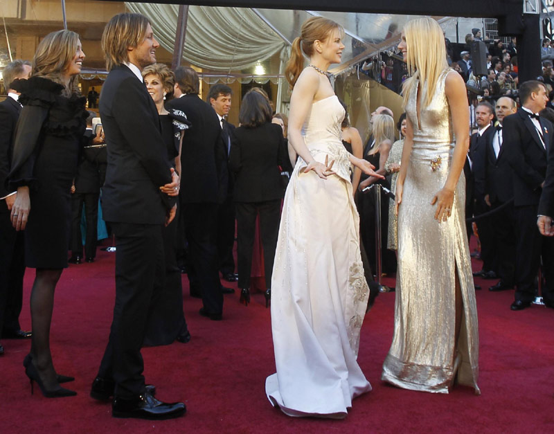 Nicole Kidman and her husband Keith Urban kisses at 83rd Academy Awards