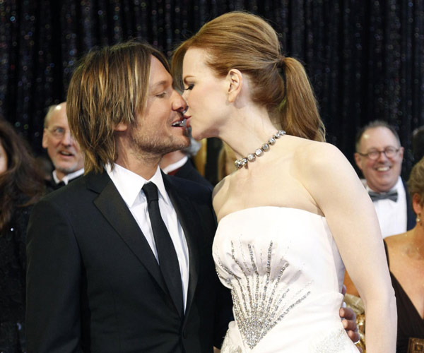 Nicole Kidman and her husband Keith Urban kisses at 83rd Academy Awards