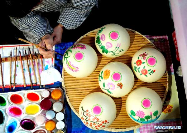 Locals steam colorful buns to greet Spring Festival
