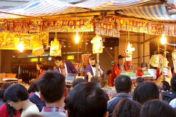 Crowds pack historic Taipei New Year market