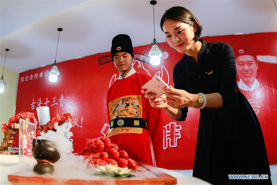 Lobster cuisine championship held in E China's Jiangsu