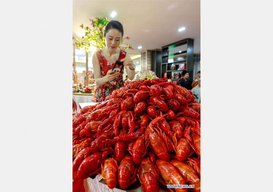 Lobster cuisine championship held in E China's Jiangsu
