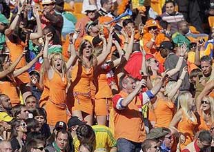 涉嫌非法广告 36名女子穿橙色裙子看世界杯被捕
