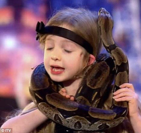 英国7岁女孩脖缠蟒蛇上台参赛 打动评委吓坏观众