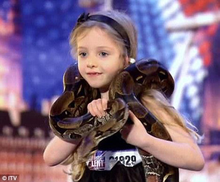 英国7岁女孩脖缠蟒蛇上台参赛 打动评委吓坏观众