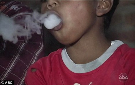 印尼小烟民震惊世界：2岁儿童吞云吐雾