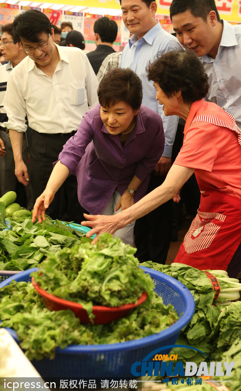 朴槿惠走进菜场询问最新菜价 关心民众生活（组图）