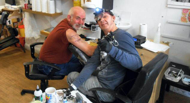 英市长手臂刺纹身以示公民自豪感