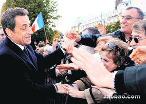 法国公布总统选举首轮投票结果 劲敌领先萨科齐