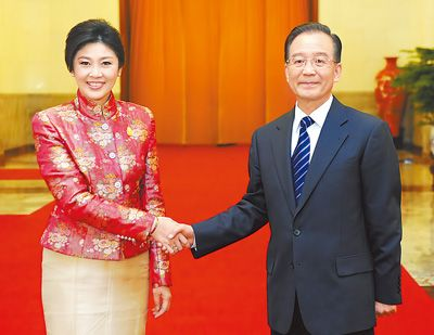 温家宝与泰国总理英拉举行会谈