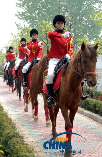 2013夏季达沃斯论坛：女骑警广场巡逻 飒爽英姿（组图）