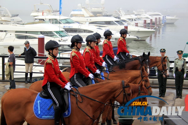 2013夏季达沃斯论坛：女骑警广场巡逻 飒爽英姿（组图）