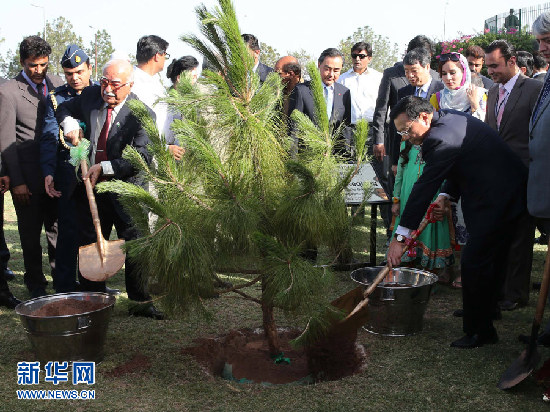 李克强同巴基斯坦总理霍索共同种植中巴友谊树