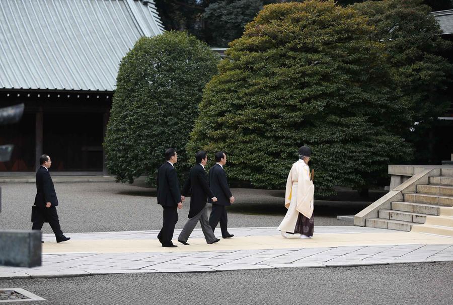 安倍晋三在神职人员引领下参拜靖国神社