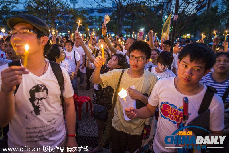 泰民众烛光祈祷和平解决冲突 13日封锁如期进行