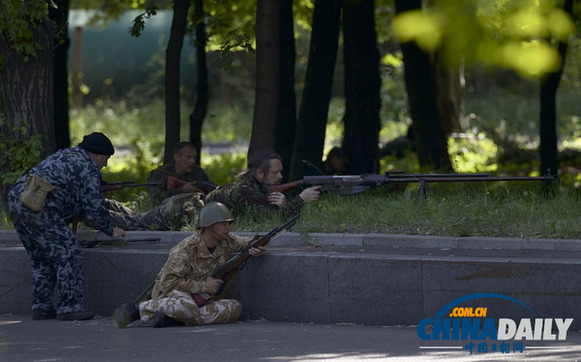 乌克兰军方空袭东部顿涅茨克亲俄武装