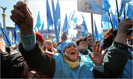 乌克兰逾万名示威者要求尤先科政府下台