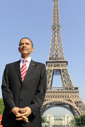 奥巴马蜡像在巴黎埃菲尔铁塔前展出