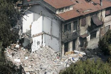 意大利火车出轨并发生爆炸 造成至少13死50人重伤