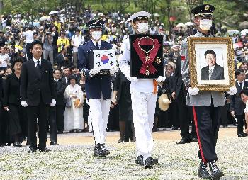 卢武铉安葬仪式在家乡举行 墓碑40厘米高仅刻5个字