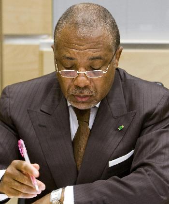 利比里亚前总统泰勒在海牙受审 否认“食人”指控