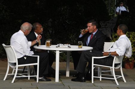 奥巴马白宫摆酒 种族分歧“一饮而尽”？