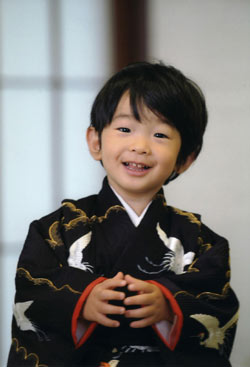 日本小皇孙悠仁迎来3周岁生日 天皇夫妇赠其和服