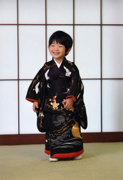 日本小皇孙悠仁迎来3周岁生日 天皇夫妇赠其和服