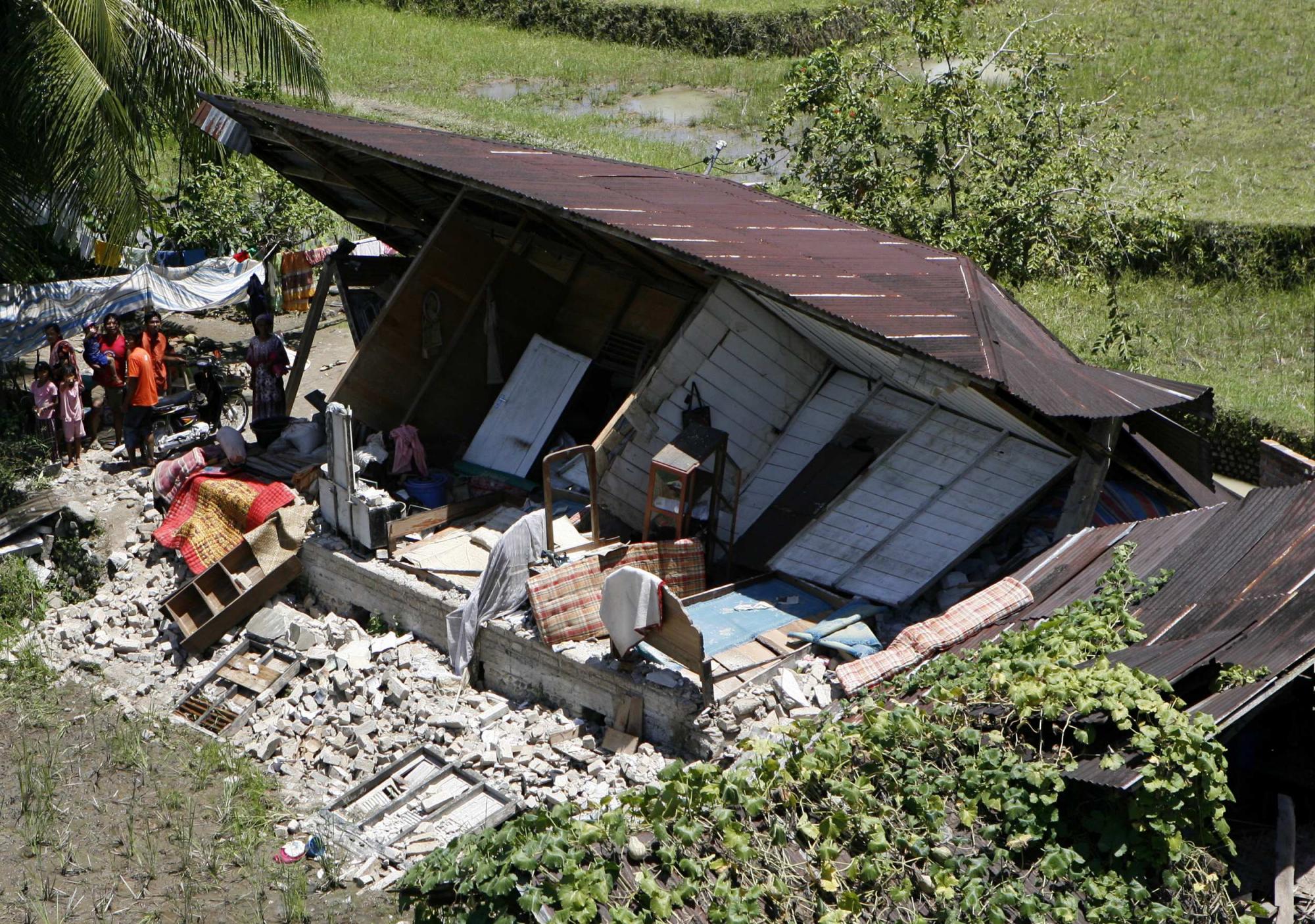 印尼地震抹去4个村庄 总统探望