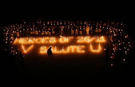 印度孟买袭击案一周年祭 民众点灯守夜（图）