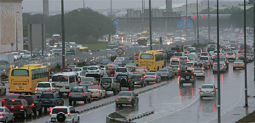 阿联酋连日暴雨致9人死于交通事故