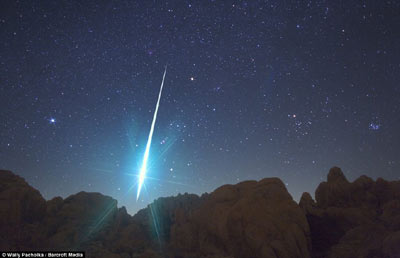 美摄影师拍下绝美双子座流星雨 如钻石利剑划破夜空