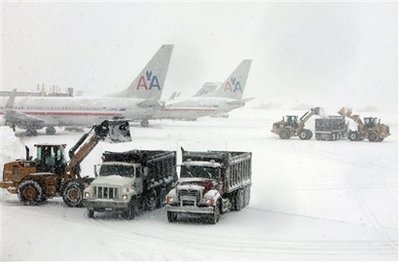 暴风雪持续袭击美国东部 多地进入紧急状态