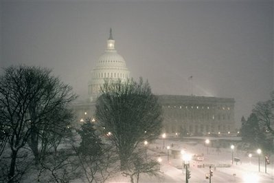 暴风雪持续袭击美国东部 多地进入紧急状态