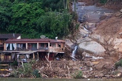巴西里约暴雨引发泥石流逾40人丧生(图)