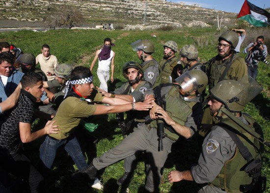 巴勒斯坦示威者与以军冲突数十人受伤