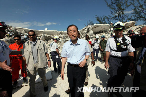 潘基文抵达海地灾区 高度评价中国救援队工作