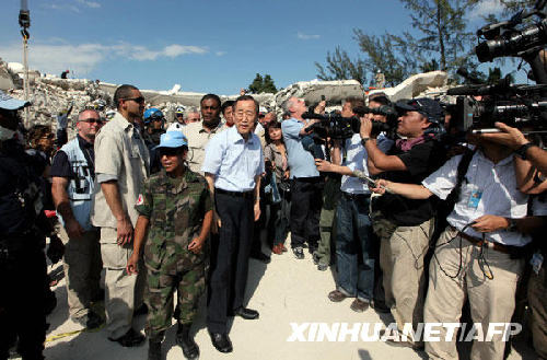潘基文抵达海地灾区 高度评价中国救援队工作