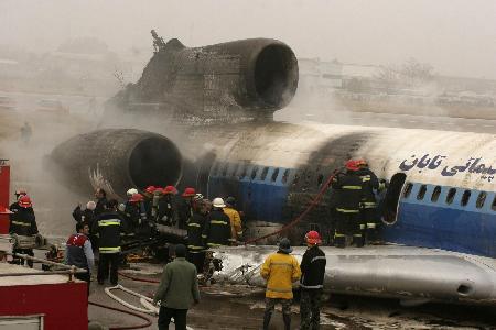 伊朗一客机降落时起火 至少46人受伤