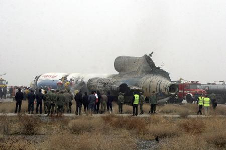 伊朗一客机降落时起火 至少46人受伤