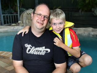 50斤拖动260斤外加人工呼吸！澳8岁男孩泳池救父