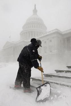 美国东海岸经历最糟糕冬天 华盛顿铲雪车无法工作