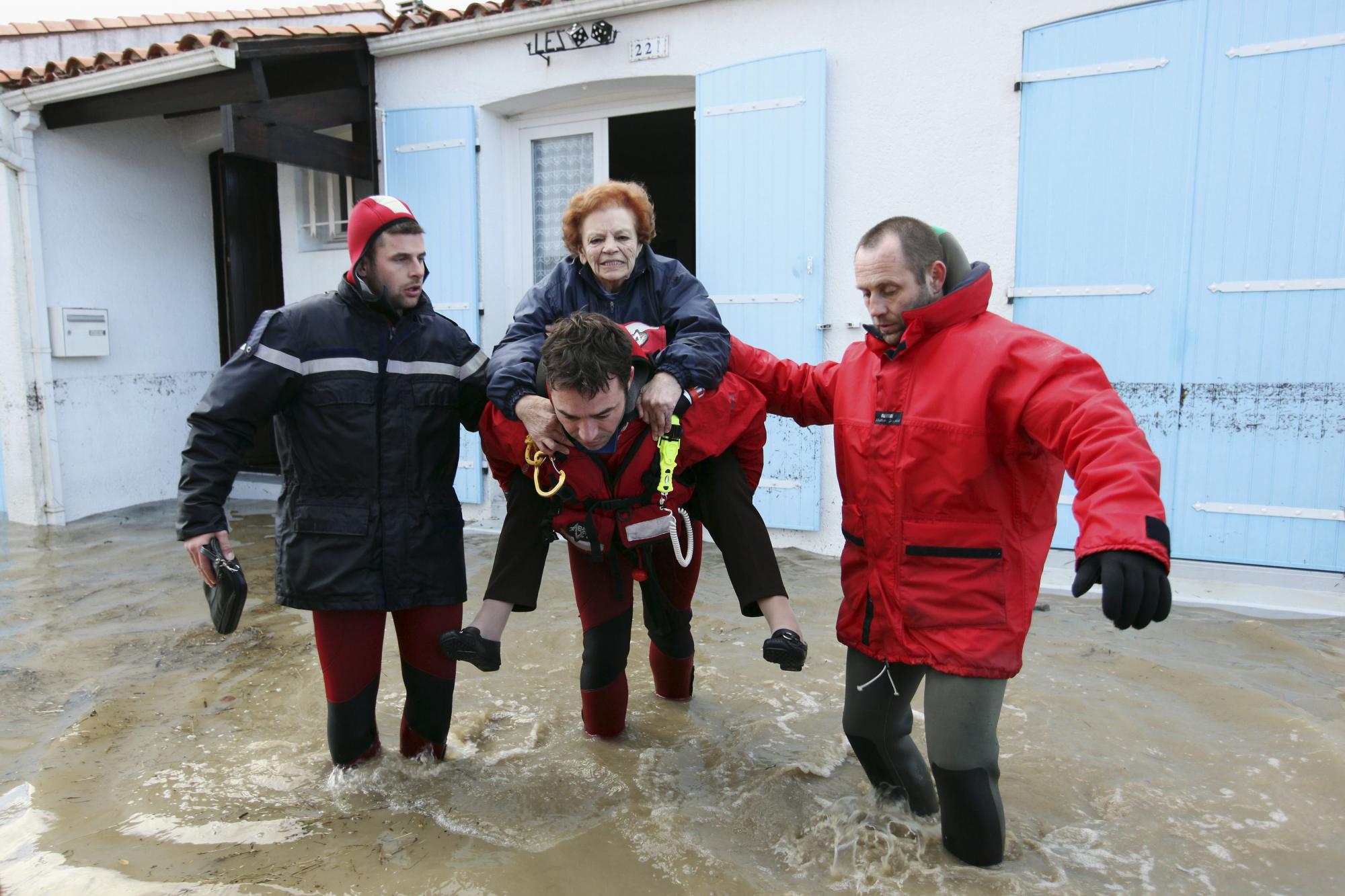 狂风暴雨狂袭欧洲50人死亡 法国进入“灾难状态”