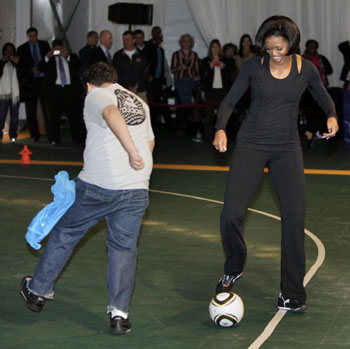 组图：美第一夫人秀足球 鼓励儿童多锻炼