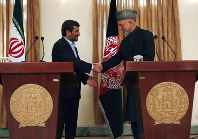 伊朗总统内贾德到访阿富汗 指责美国“玩阴的”