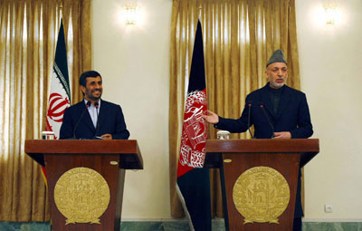 伊朗总统内贾德到访阿富汗 指责美国“玩阴的”