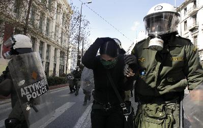 希腊全国罢工引发骚乱 有示威者被抓